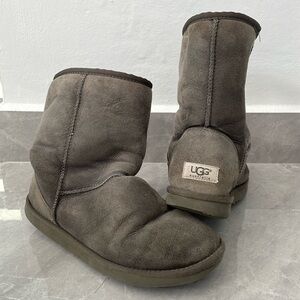 Women's UGG Classic Short Boots Size 9